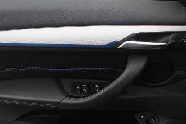 BMW X1 xDrive25e Executive Ed. M Sport / Trekhaak / Panoramadak / Camera / Head-up / Leder / 19'' / Navigatie / Stoelverwarming / DAB / Cruise Control