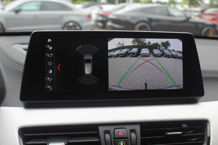 BMW X1 xDrive25e Executive Ed. M Sport / Trekhaak / Panoramadak / Camera / Head-up / Leder / 19'' / Navigatie / Stoelverwarming / DAB / Cruise Control