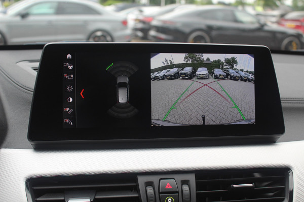 BMW X1 xDrive25e Executive Ed. M Sport / Trekhaak / Panoramadak / Camera / Head-up / Leder / 19'' / Navigatie / Stoelverwarming / DAB / Cruise Control