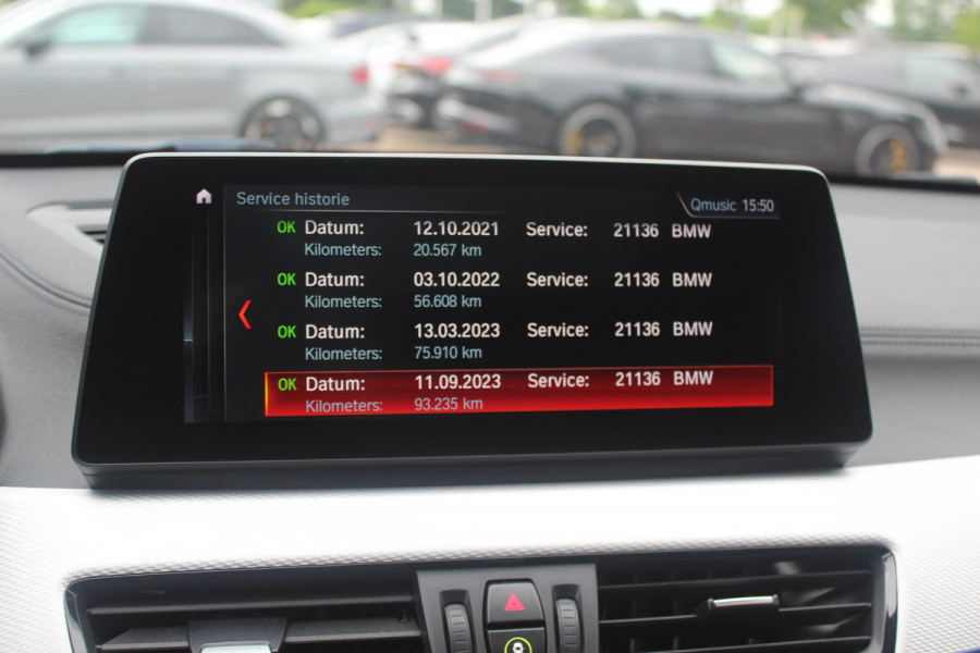 BMW X1 xDrive25e Executive Ed. M Sport / Trekhaak / Panoramadak / Camera / Head-up / Leder / 19'' / Navigatie / Stoelverwarming / DAB / Cruise Control