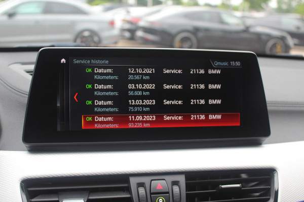 BMW X1 xDrive25e Executive Ed. M Sport / Trekhaak / Panoramadak / Camera / Head-up / Leder / 19'' / Navigatie / Stoelverwarming / DAB / Cruise Control