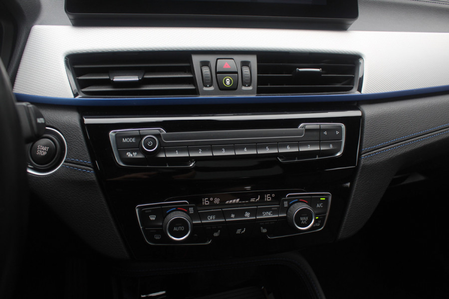 BMW X1 xDrive25e Executive Ed. M Sport / Trekhaak / Panoramadak / Camera / Head-up / Leder / 19'' / Navigatie / Stoelverwarming / DAB / Cruise Control