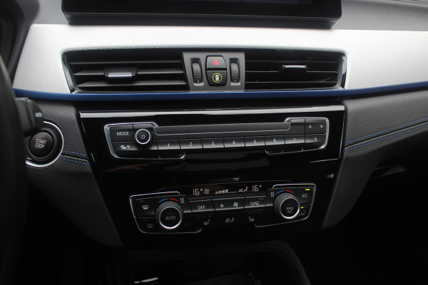 BMW X1 xDrive25e Executive Ed. M Sport / Trekhaak / Panoramadak / Camera / Head-up / Leder / 19'' / Navigatie / Stoelverwarming / DAB / Cruise Control