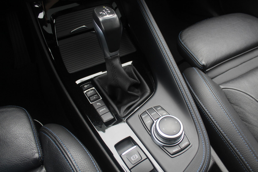 BMW X1 xDrive25e Executive Ed. M Sport / Trekhaak / Panoramadak / Camera / Head-up / Leder / 19'' / Navigatie / Stoelverwarming / DAB / Cruise Control