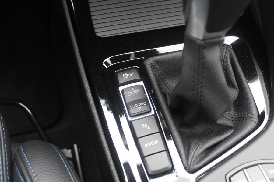 BMW X1 xDrive25e Executive Ed. M Sport / Trekhaak / Panoramadak / Camera / Head-up / Leder / 19'' / Navigatie / Stoelverwarming / DAB / Cruise Control