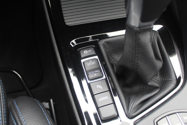 BMW X1 xDrive25e Executive Ed. M Sport / Trekhaak / Panoramadak / Camera / Head-up / Leder / 19'' / Navigatie / Stoelverwarming / DAB / Cruise Control