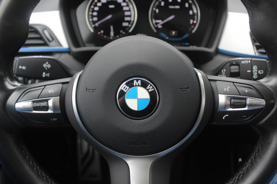 BMW X1 xDrive25e Executive Ed. M Sport / Trekhaak / Panoramadak / Camera / Head-up / Leder / 19'' / Navigatie / Stoelverwarming / DAB / Cruise Control