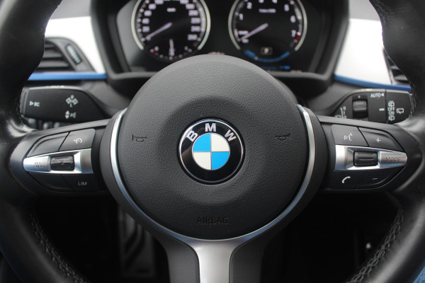 BMW X1 xDrive25e Executive Ed. M Sport / Trekhaak / Panoramadak / Camera / Head-up / Leder / 19'' / Navigatie / Stoelverwarming / DAB / Cruise Control