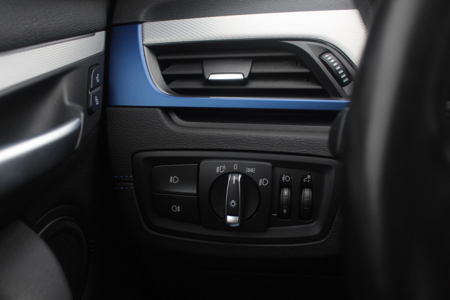 BMW X1 xDrive25e Executive Ed. M Sport / Trekhaak / Panoramadak / Camera / Head-up / Leder / 19'' / Navigatie / Stoelverwarming / DAB / Cruise Control
