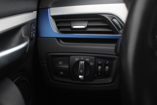 BMW X1 xDrive25e Executive Ed. M Sport / Trekhaak / Panoramadak / Camera / Head-up / Leder / 19'' / Navigatie / Stoelverwarming / DAB / Cruise Control