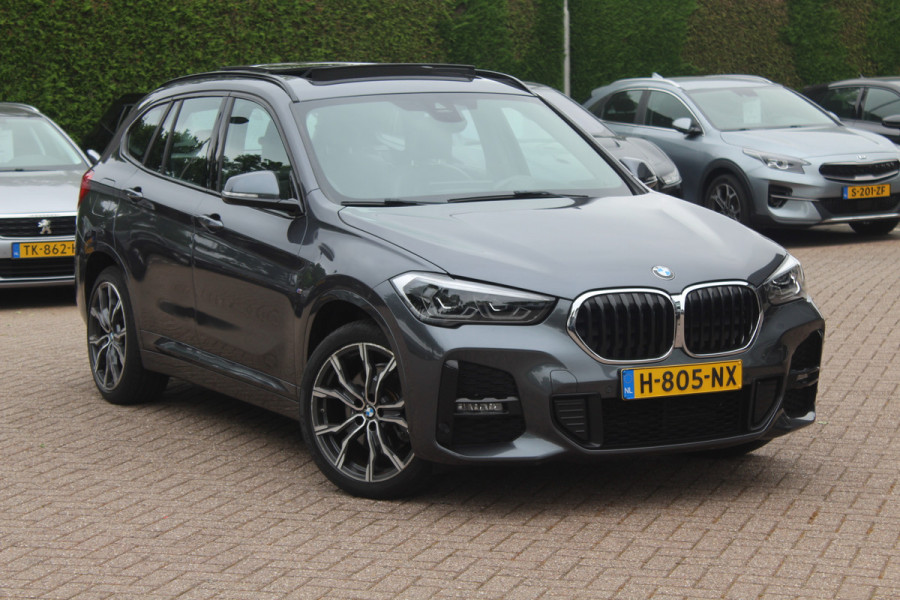 BMW X1 xDrive25e Executive Ed. M Sport / Trekhaak / Panoramadak / Camera / Head-up / Leder / 19'' / Navigatie / Stoelverwarming / DAB / Cruise Control