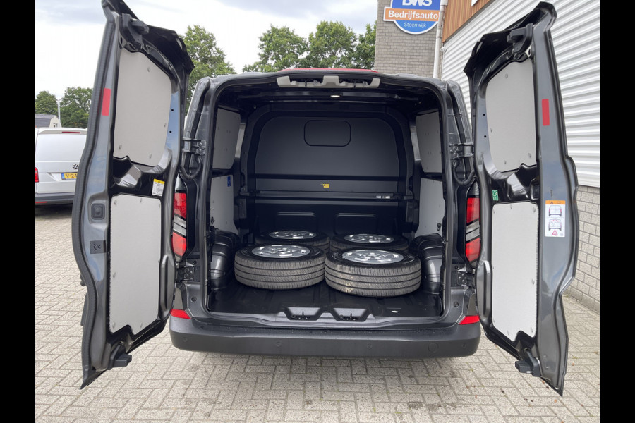Ford Transit Custom 340 2.0 TDCI L2H1 Trend DC 6 persoons / NIEUW / bpm vrij / rijklaar € 39.950 ex btw / lease vanaf € 715 / direct leverbaar / airco / cruise / apple carplay / camera / magnetic grey metallic