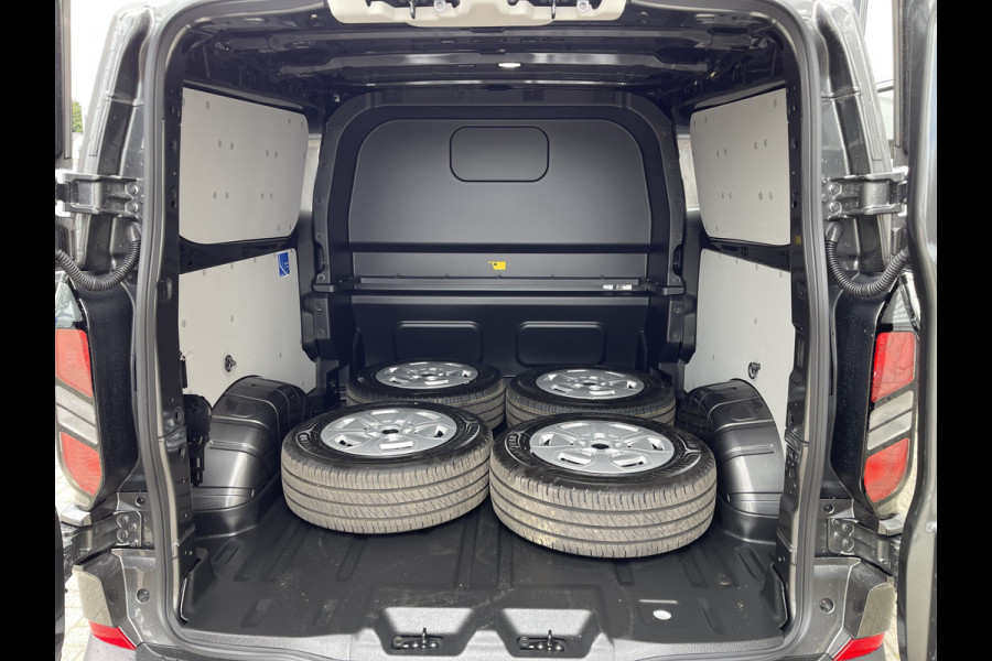 Ford Transit Custom 340 2.0 TDCI L2H1 Trend DC 6 persoons / NIEUW / bpm vrij / rijklaar € 39.950 ex btw / lease vanaf € 715 / direct leverbaar / airco / cruise / apple carplay / camera / magnetic grey metallic