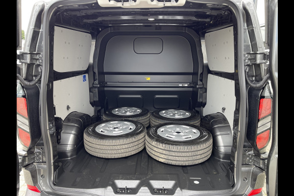 Ford Transit Custom 340 2.0 TDCI L2H1 Trend DC 6 persoons / NIEUW / bpm vrij / rijklaar € 39.950 ex btw / lease vanaf € 715 / direct leverbaar / airco / cruise / apple carplay / camera / magnetic grey metallic