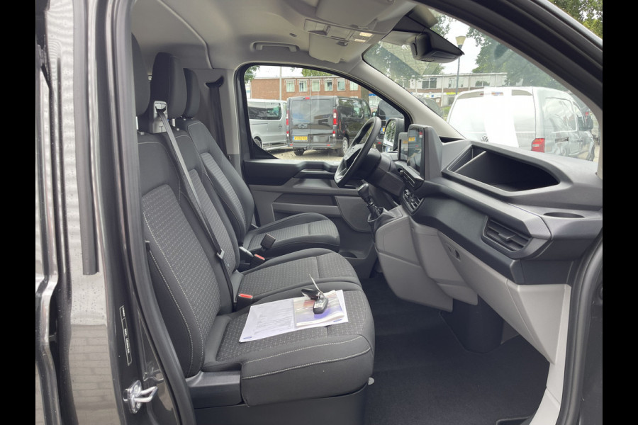 Ford Transit Custom 340 2.0 TDCI L2H1 Trend DC 6 persoons / NIEUW / bpm vrij / rijklaar € 39.950 ex btw / lease vanaf € 715 / direct leverbaar / airco / cruise / apple carplay / camera / magnetic grey metallic