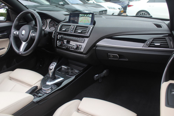 BMW 2 Serie Cabrio M240i xDrive High Exe. M Sport / Camera / Leder / Harman Kardon / 18'' / Keyless / Navigatie / Stuurverwarming / DAB / Windscherm / Stoelverwarming / Cruise Control