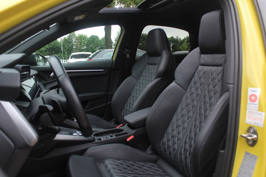 Audi S3 Limousine 2.0 TFSI quattro Edition One / Panoramadak / Camera / RS Seats / B&O / 19'' / Matrix LED / Navigatie / Dodehoek / ACC / Stoelverwarming / DAB