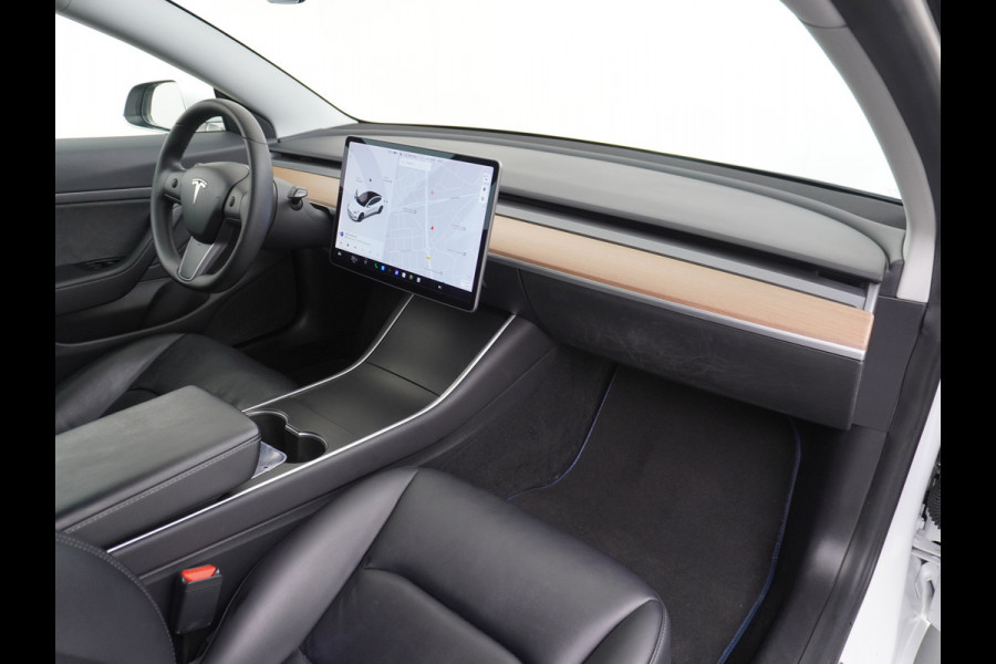Tesla Model 3 RWD SR+ 60kWh 325PK FSD 3-Computer 18" AutoPilot Leder PanoDak Adaptive-Cruise Lmv Camera's Elektr.-Stuur+Stoelen+Spiegels+Geheu Navi LED Comfortstoelen ACC DAB Voorverwarmen interieur via App Keyless via Telefoonsleutel One-Pedal-Drive Origineel Nederlandse auto tot 11kw laden thuis! 1.584kg licht!