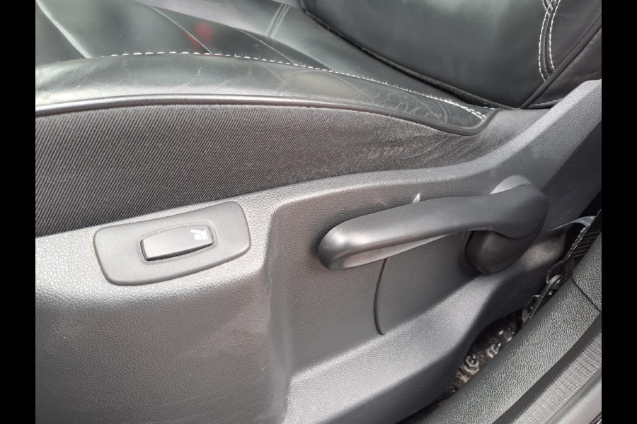 Renault Captur 1.2 TCe Initiale Paris | Automaat | Trekhaak | Stoelverwarming | Twotone | Leder |