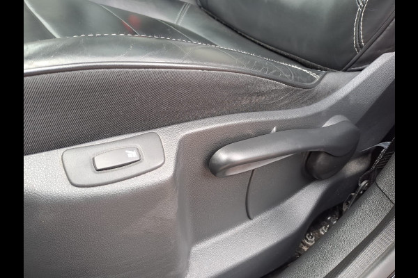 Renault Captur 1.2 TCe Initiale Paris | Automaat | Trekhaak | Stoelverwarming | Twotone | Leder |