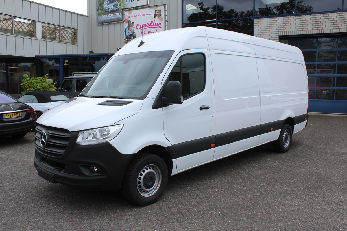 Mercedes-Benz Sprinter 317 CDI L3H2 RWD 3500kg Trekhaak, MBUX navigatie en camera, Brake assyst, Etc. Mercedes-Benz Sprinter 317 CDI L3H2 RWD 3500kg Trekhaak, MBUX navigatie en camera, Brake assyst, Etc.