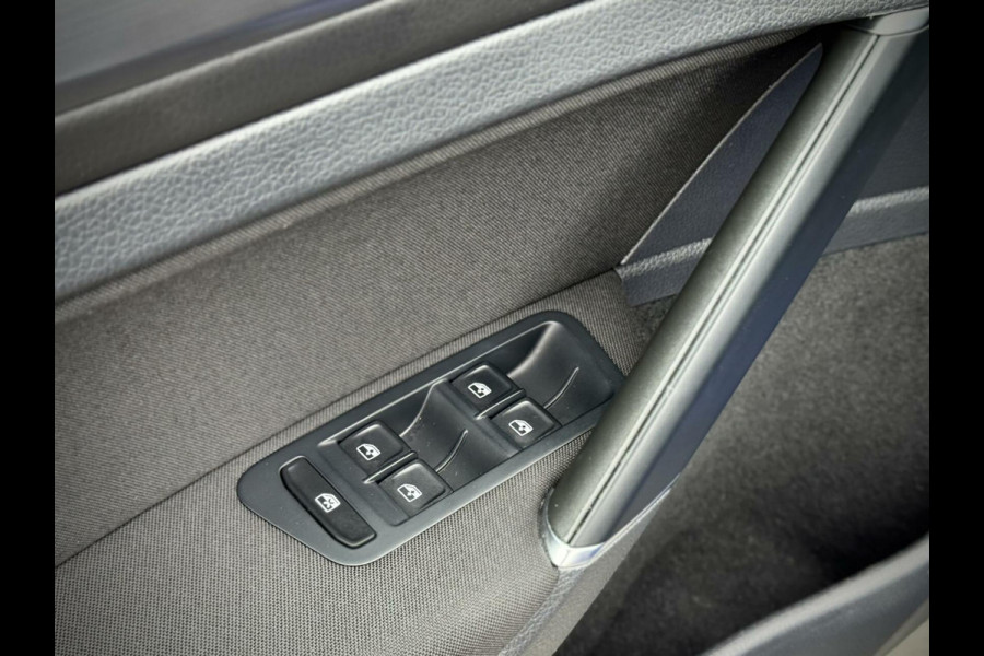 Volkswagen Golf 1.0 TSI R-Line DSG Virtual cockpit|Stoelverwarming|Apple Carplay|PDC|LED