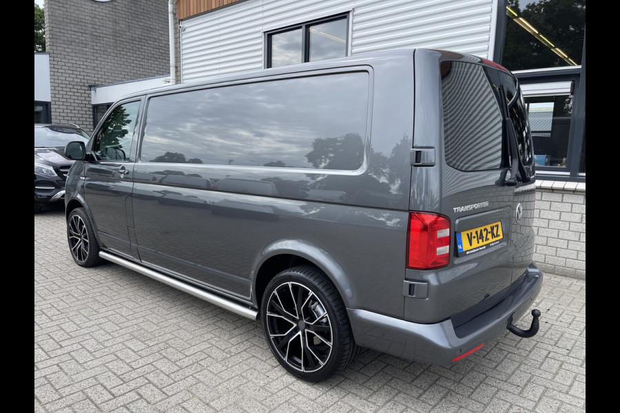 Volkswagen Transporter 2.0 TDI 150pk L2H1 Comfortline / vaste prijs rijklaar € 17.950 ex btw / lease vanaf € 302 / euro 6 diesel / bpm vrij / 20 inch wielen / trekhaak / Bott ingerichte laadruimte !