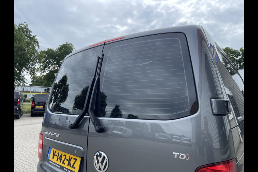 Volkswagen Transporter 2.0 TDI 150pk L2H1 Comfortline / vaste prijs rijklaar € 17.950 ex btw / lease vanaf € 302 / euro 6 diesel / bpm vrij / 20 inch wielen / trekhaak / Bott ingerichte laadruimte !