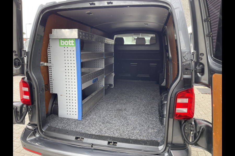 Volkswagen Transporter 2.0 TDI 150pk L2H1 Comfortline / vaste prijs rijklaar € 17.950 ex btw / lease vanaf € 302 / euro 6 diesel / bpm vrij / 20 inch wielen / trekhaak / Bott ingerichte laadruimte !