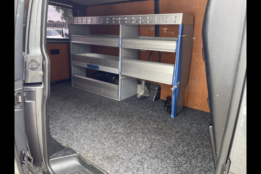Volkswagen Transporter 2.0 TDI 150pk L2H1 Comfortline / vaste prijs rijklaar € 17.950 ex btw / lease vanaf € 302 / euro 6 diesel / bpm vrij / 20 inch wielen / trekhaak / Bott ingerichte laadruimte !