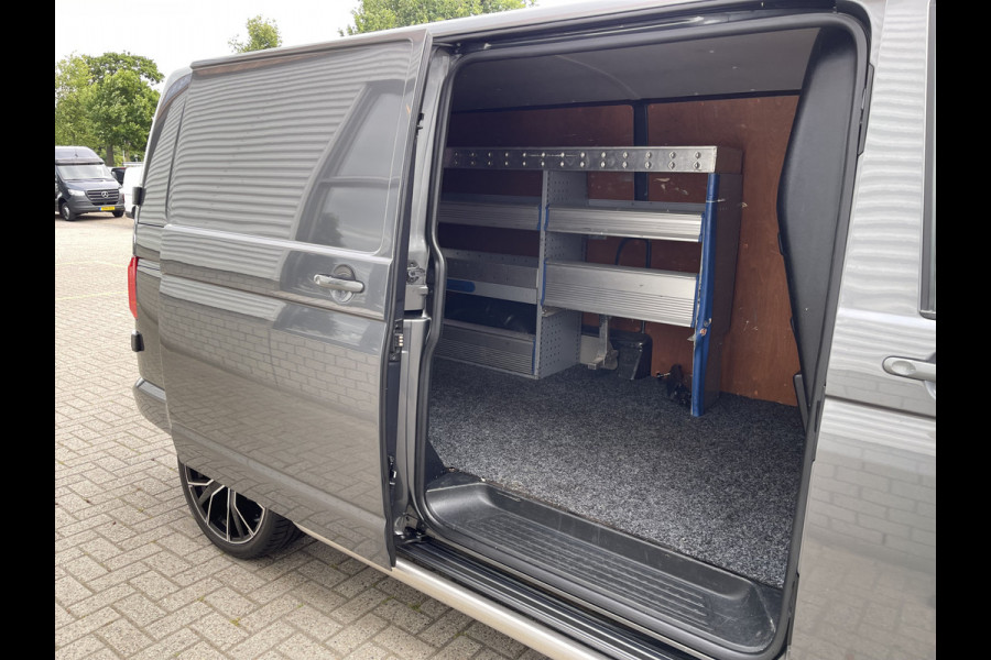 Volkswagen Transporter 2.0 TDI 150pk L2H1 Comfortline / vaste prijs rijklaar € 17.950 ex btw / lease vanaf € 302 / euro 6 diesel / bpm vrij / 20 inch wielen / trekhaak / Bott ingerichte laadruimte !