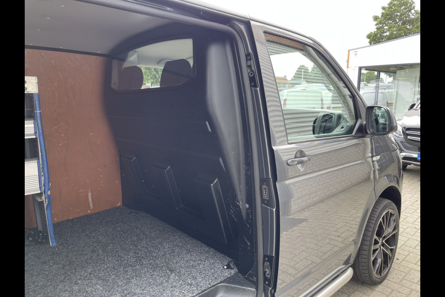 Volkswagen Transporter 2.0 TDI 150pk L2H1 Comfortline / vaste prijs rijklaar € 17.950 ex btw / lease vanaf € 302 / euro 6 diesel / bpm vrij / 20 inch wielen / trekhaak / Bott ingerichte laadruimte !