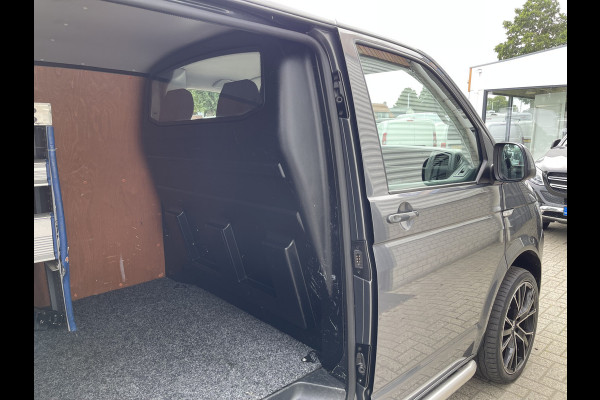 Volkswagen Transporter 2.0 TDI 150pk L2H1 Comfortline / vaste prijs rijklaar € 17.950 ex btw / lease vanaf € 302 / euro 6 diesel / bpm vrij / 20 inch wielen / trekhaak / Bott ingerichte laadruimte !