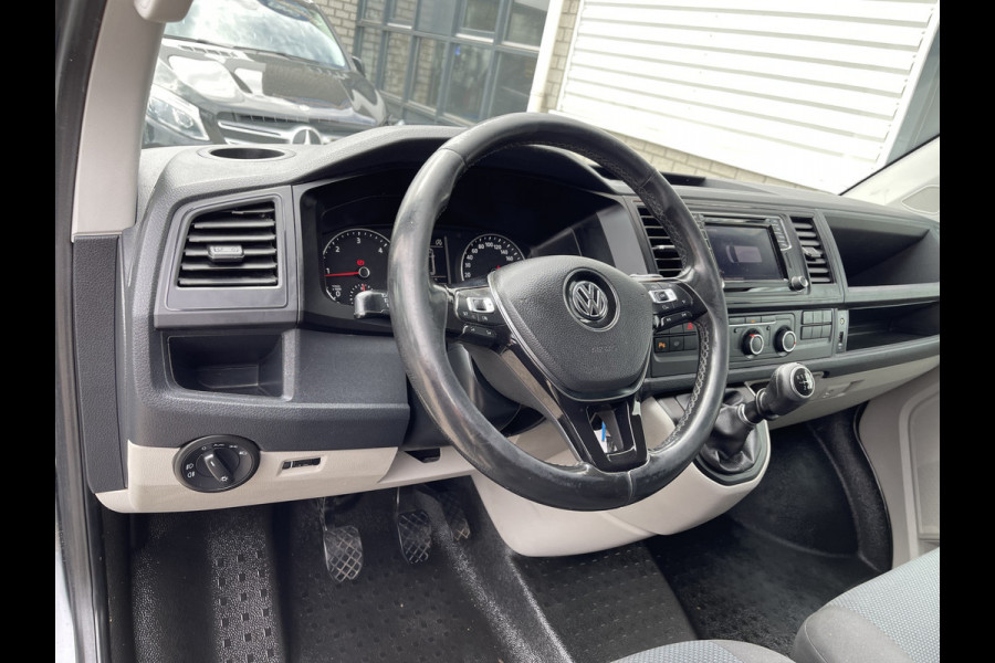 Volkswagen Transporter 2.0 TDI 150pk L2H1 Comfortline / vaste prijs rijklaar € 17.950 ex btw / lease vanaf € 302 / euro 6 diesel / bpm vrij / 20 inch wielen / trekhaak / Bott ingerichte laadruimte !