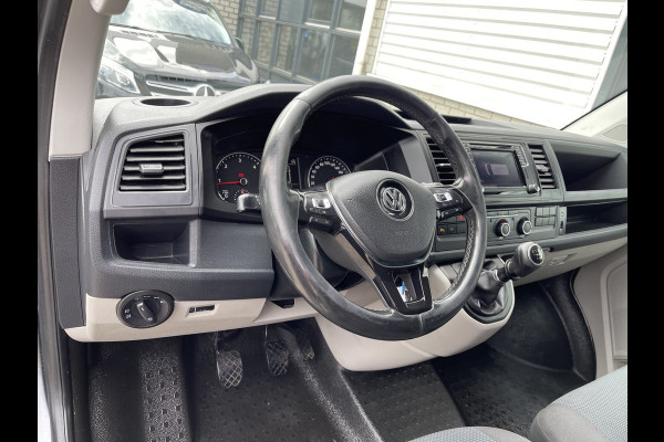 Volkswagen Transporter 2.0 TDI 150pk L2H1 Comfortline / vaste prijs rijklaar € 17.950 ex btw / lease vanaf € 302 / euro 6 diesel / bpm vrij / 20 inch wielen / trekhaak / Bott ingerichte laadruimte !