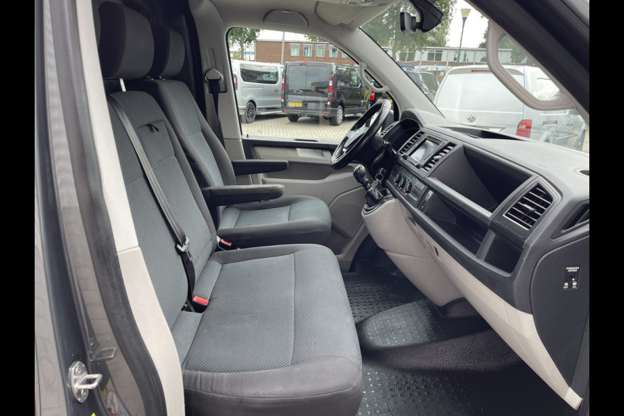 Volkswagen Transporter 2.0 TDI 150pk L2H1 Comfortline / vaste prijs rijklaar € 17.950 ex btw / lease vanaf € 302 / euro 6 diesel / bpm vrij / 20 inch wielen / trekhaak / Bott ingerichte laadruimte !