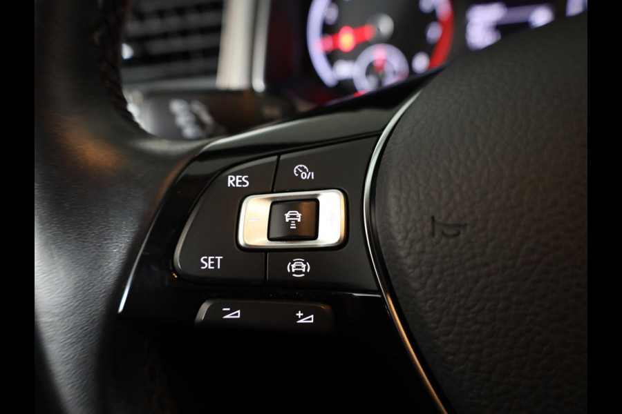 Volkswagen T-Roc 1.0 TSI Style 110 pk | Navigatie | Parkeersensoren | Adaptieve cruise control | Apple Carplay/Android Auto |