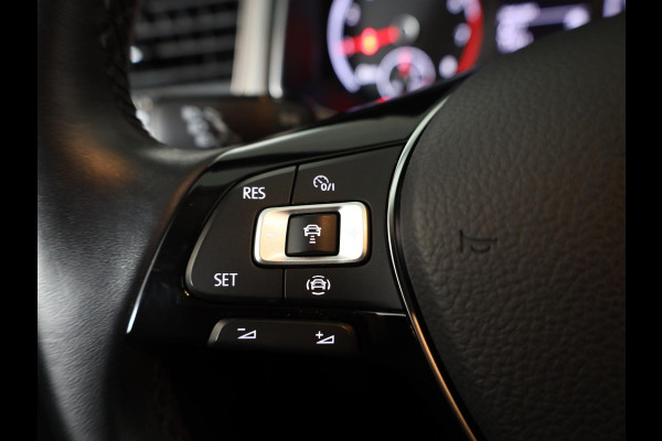 Volkswagen T-Roc 1.0 TSI Style 110 pk | Navigatie | Parkeersensoren | Adaptieve cruise control | Apple Carplay/Android Auto |