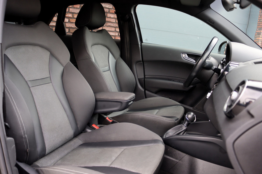 Audi A1 Sportback 1.0 TFSI Sport S line Edition | Automaat | Stoelverwarming | Privacy Glas | Bi-xenon | 18'' inch | Licht- en regensensor |