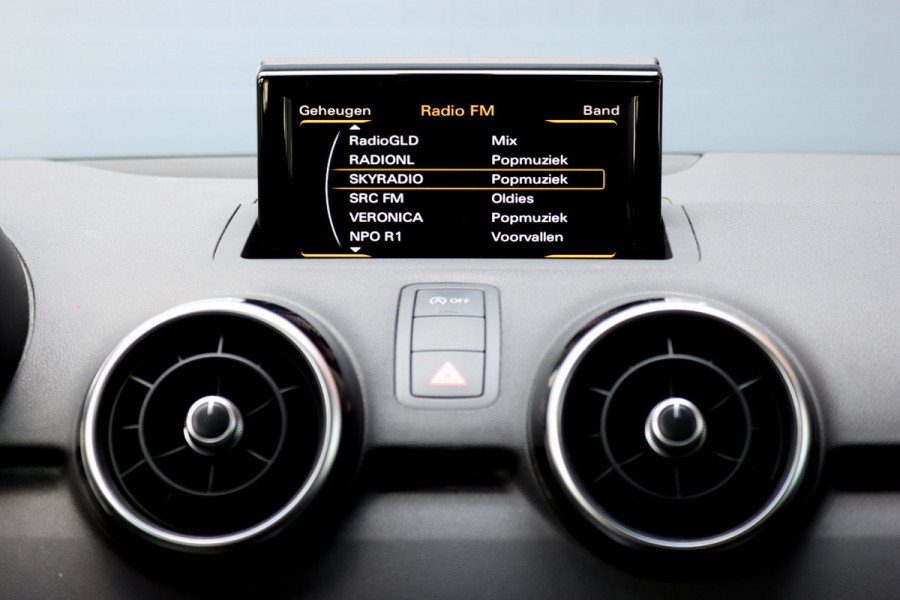 Audi A1 Sportback 1.0 TFSI Sport S line Edition | Automaat | Stoelverwarming | Privacy Glas | Bi-xenon | 18'' inch | Licht- en regensensor |
