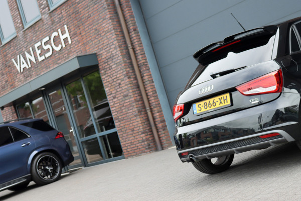 Audi A1 Sportback 1.0 TFSI Sport S line Edition | Automaat | Stoelverwarming | Privacy Glas | Bi-xenon | 18'' inch | Licht- en regensensor |