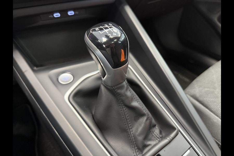 Volkswagen Golf 1.5 TSI Highline Business R 150pk Panorama Navigatie Sfeerverliching DAB+ Apple Carplay Cruise Control 17LMV