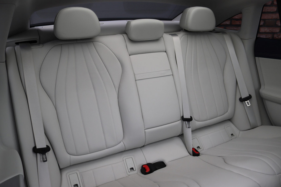 Mercedes-Benz EQE 300 AMG Line Premium 89 kWh | Achterasbesturing | Distronic+ | Burmester | Panoramadak | Memory | Verwarmd Stuurwiel | Digital Light | Augmented Reality |