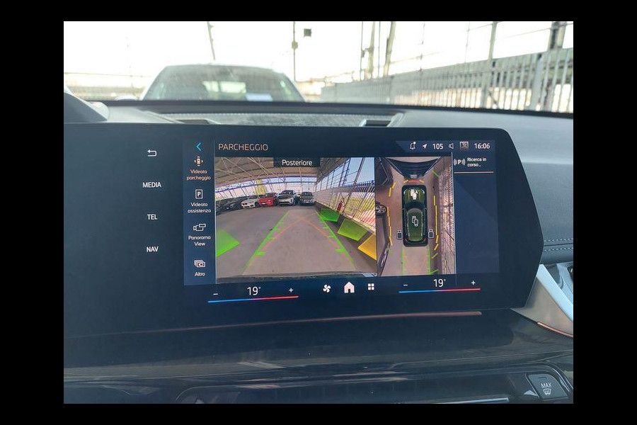 BMW iX1 eDrive20 67 kWh 204pk | X-Line | Travel Pack  | Innovation Pack | Adaptieve cruise controle | HiFi System Harman Kardon | Panoramadak | Head up Display