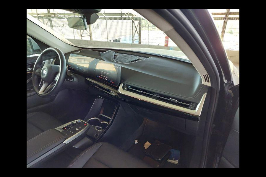 BMW iX1 eDrive20 67 kWh 204pk | X-Line | Travel Pack  | Innovation Pack | Adaptieve cruise controle | HiFi System Harman Kardon | Panoramadak | Head up Display