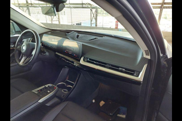 BMW iX1 eDrive20 67 kWh 204pk | X-Line | Travel Pack  | Innovation Pack | Adaptieve cruise controle | HiFi System Harman Kardon | Panoramadak | Head up Display