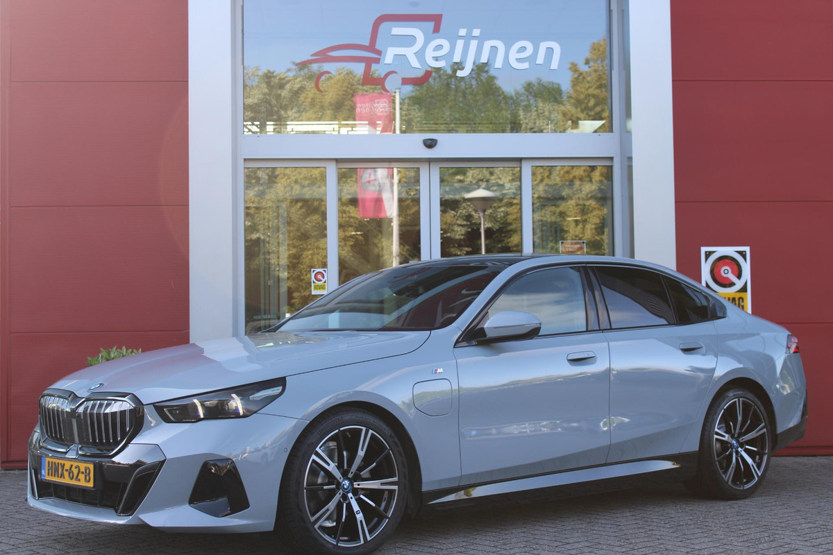 BMW 5 Serie 530e M-SPORT PRO 300PK (nieuw model) | PANORAMA DAK | M-SPORT PAKKET | M-SPORT AERODYNAMICA |  M-SPORT NAPPALEDEREN STUURWIEL MET SPORTBOOST FUNCTIE | BMW SHADOWLINE ADAPTIEVE LED KOPLAMPEN | ELEKTRISCH BEDIENBARE ACHTERKLEP |  BMW INDIVIDIUAL HIGH GLOSS EXTERIEUR RAAMLIJST AFWERKING | BMW LIVE COCKPIT PROFESSIONAL | ELEKTRISCH VERSTELBARE VOORSTOELEN MET VENTILATIE / VERWARMING EN GEHEUGEN OP DE BESTUURDERSSTOEL |  ACHTERBANKVERWARMING | 4-ZONE CLIMATE CONTROL | DONKER GETINTE ACHTERRUITEN | DONKERE HEMELBEKLEDING | DRIVE ASSISTANT | HARMAN KARDON Hi-Fi GELUIDSSYSTEEM