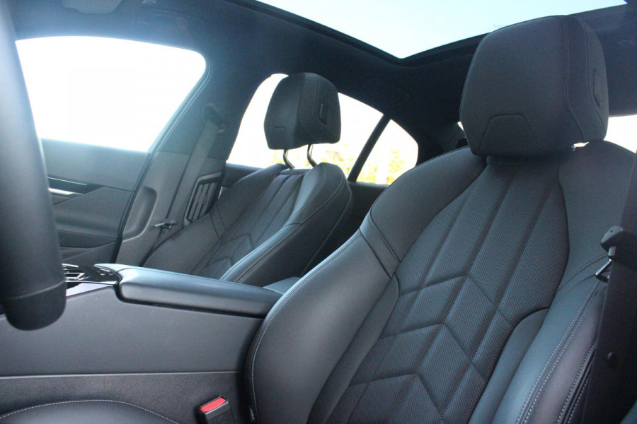 BMW 5 Serie 530e M-SPORT PRO 300PK (nieuw model) | PANORAMA DAK | M-SPORT PAKKET | M-SPORT AERODYNAMICA |  M-SPORT NAPPALEDEREN STUURWIEL MET SPORTBOOST FUNCTIE | BMW SHADOWLINE ADAPTIEVE LED KOPLAMPEN | ELEKTRISCH BEDIENBARE ACHTERKLEP |  BMW INDIVIDIUAL HIGH GLOSS EXTERIEUR RAAMLIJST AFWERKING | BMW LIVE COCKPIT PROFESSIONAL | ELEKTRISCH VERSTELBARE VOORSTOELEN MET VENTILATIE / VERWARMING EN GEHEUGEN OP DE BESTUURDERSSTOEL |  ACHTERBANKVERWARMING | 4-ZONE CLIMATE CONTROL | DONKER GETINTE ACHTERRUITEN | DONKERE HEMELBEKLEDING | DRIVE ASSISTANT | HARMAN KARDON Hi-Fi GELUIDSSYSTEEM
