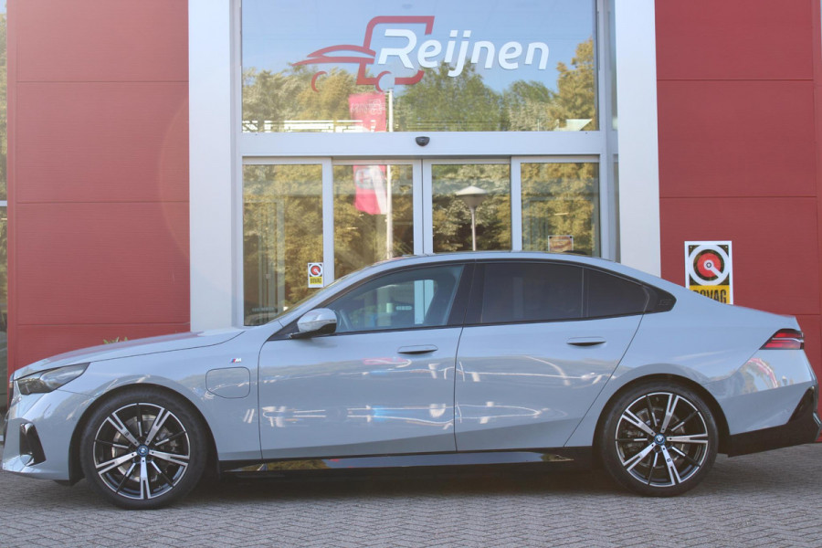 BMW 5 Serie 530e M-SPORT PRO 300PK (nieuw model) | PANORAMA DAK | M-SPORT PAKKET | M-SPORT AERODYNAMICA |  M-SPORT NAPPALEDEREN STUURWIEL MET SPORTBOOST FUNCTIE | BMW SHADOWLINE ADAPTIEVE LED KOPLAMPEN | ELEKTRISCH BEDIENBARE ACHTERKLEP |  BMW INDIVIDIUAL HIGH GLOSS EXTERIEUR RAAMLIJST AFWERKING | BMW LIVE COCKPIT PROFESSIONAL | ELEKTRISCH VERSTELBARE VOORSTOELEN MET VENTILATIE / VERWARMING EN GEHEUGEN OP DE BESTUURDERSSTOEL |  ACHTERBANKVERWARMING | 4-ZONE CLIMATE CONTROL | DONKER GETINTE ACHTERRUITEN | DONKERE HEMELBEKLEDING | DRIVE ASSISTANT | HARMAN KARDON Hi-Fi GELUIDSSYSTEEM