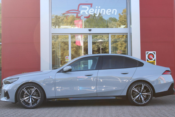 BMW 5 Serie 530e M-SPORT PRO 300PK (nieuw model) | PANORAMA DAK | M-SPORT PAKKET | M-SPORT AERODYNAMICA |  M-SPORT NAPPALEDEREN STUURWIEL MET SPORTBOOST FUNCTIE | BMW SHADOWLINE ADAPTIEVE LED KOPLAMPEN | ELEKTRISCH BEDIENBARE ACHTERKLEP |  BMW INDIVIDIUAL HIGH GLOSS EXTERIEUR RAAMLIJST AFWERKING | BMW LIVE COCKPIT PROFESSIONAL | ELEKTRISCH VERSTELBARE VOORSTOELEN MET VENTILATIE / VERWARMING EN GEHEUGEN OP DE BESTUURDERSSTOEL |  ACHTERBANKVERWARMING | 4-ZONE CLIMATE CONTROL | DONKER GETINTE ACHTERRUITEN | DONKERE HEMELBEKLEDING | DRIVE ASSISTANT | HARMAN KARDON Hi-Fi GELUIDSSYSTEEM